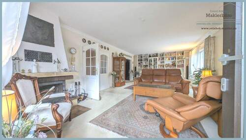 Helles Wohn- und Esszimmer mit Kamin und Terrassen - 