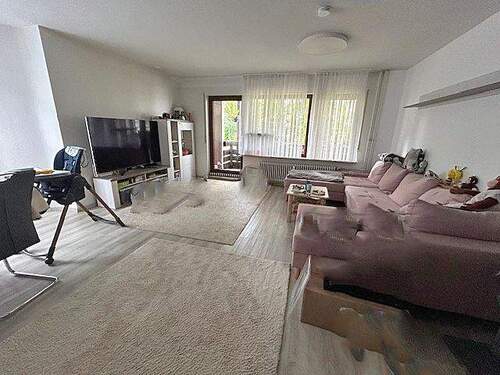 Wohnzimmer - 3-Zi.-Wohnung mit Balkon und Garage in bevorzugter Wohnlage-Buchberg