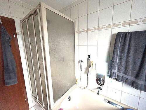 Bad mit Wanne u. Dusche - 