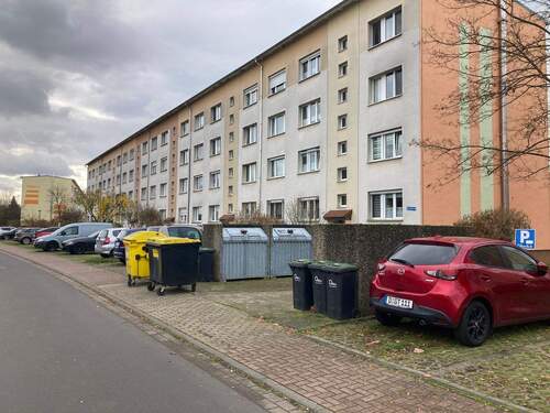 Stellplatz vor dem Haus - 2 Zimmer Etagenwohnung in Zwenkau