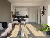 Wohnzimmer - Neuwertige 2-Zimmer-Wohnung mit Balkon in direkter Nähe zum Stadtpark!