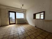 Küche mit Durchreiche und Zugang zum Balkon - 