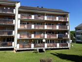 Straßenansicht - Dreizimmerwohnung mit Balkon und Stellplatz