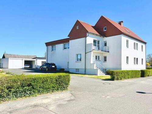 seitliche Hausansicht vom Hof - 