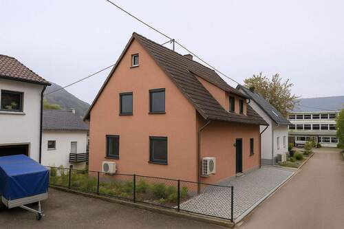 Gebäudeansicht (KI verbessert) - Einfamilienhaus - modern, effizient & familienfreundlich