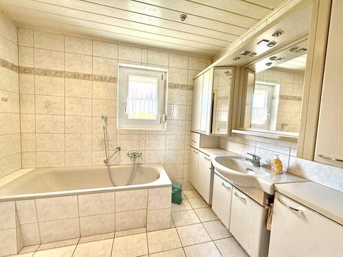 Badezimmer mit Dusche und Wanne - 