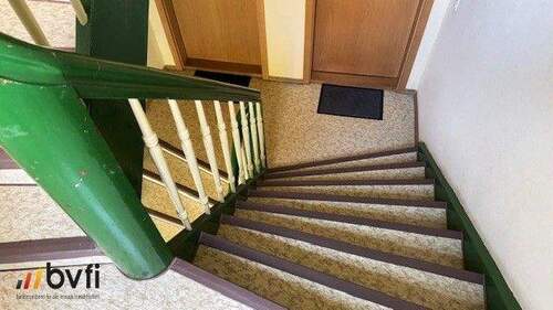 Treppenaufgang zu den Wohnebenen - 3 Zimmer Etagenwohnung in Schmölln