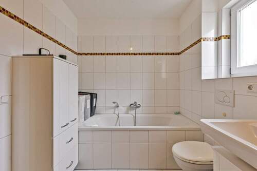 Badezimmer - weiterer Blick - 