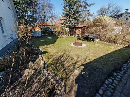 Blumenbeet u. Grünfläche - 