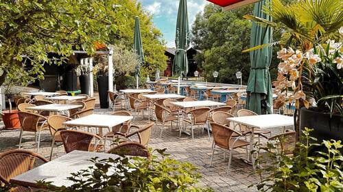 Biergarten im Sommer - 