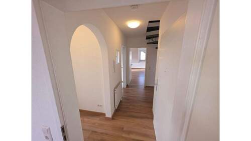 1.OG - Flur mit Treppe - 