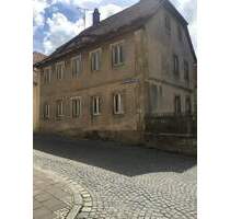 Sanierungsbedürftiges Mehrfamilienhaus in Toplage - Scheinfeld