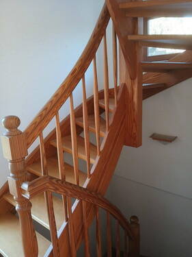 Treppe ins OG und Keller - 