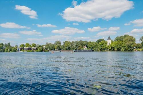 Blick über die Spree auf die Dorfkirche Stralau - 