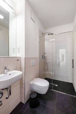 Weiteres Bad mit schwellenloser Regendusche - 