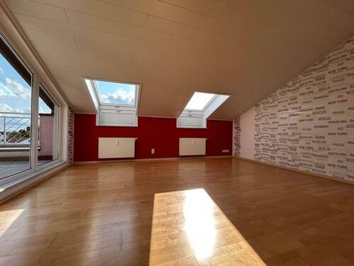 Wohnzimmer - Lichtdurchflutete 3-Zimmer-Dachgeschosswohnung in Neckarsulm!