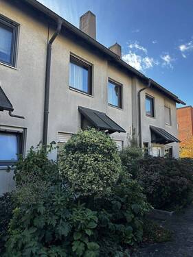 Hausansicht - RESERVIERT: Familienfreundliches Reihenmittelhaus in beliebter Lage Nürnberg-Thon