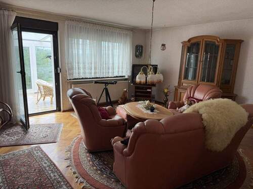 Wohnzimmer mit Zugang zum Wintergarten - 