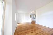 großzügiges Wohnzimmer - 