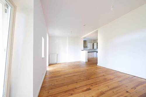 großzügiges Wohnzimmer - 