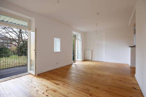 großzügiges Wohnzimmer - 
