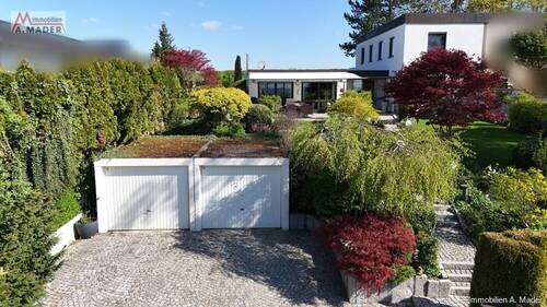Ansicht mit Garagen - 