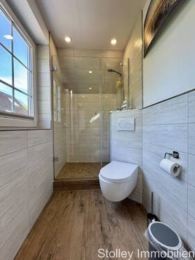 modernes Bad mit Dusche - 