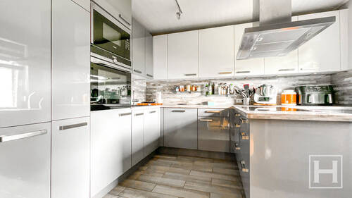 Komfortable moderne Einbauküche, Erdgeschoss - 7 Zimmer Mehrfamilienhaus, Wohnhaus in Fahrenkrug