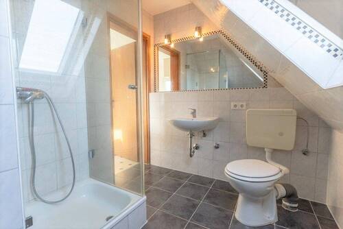 Tageslichtbad mit Dusche im DG - 