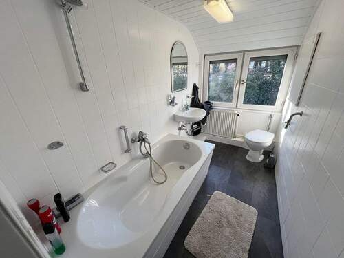 Badezimmer - 4 Zimmer Einfamilienhaus zum Kaufen in Seevetal