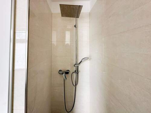 Geräumige Dusche - 