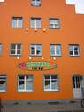 Fassade an der Straße - Mehrfamilienhaus mit 2 x Gastronomie im Zentrum von Neumarkt