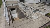 Terrasse mit Kellertreppe - 