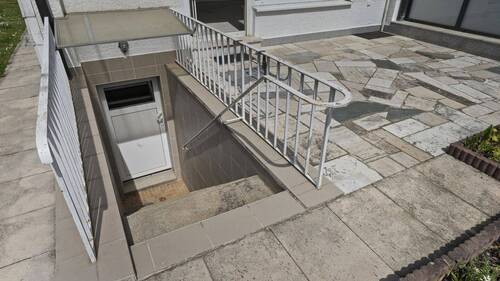 Terrasse mit Kellertreppe - 