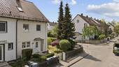 Hausansicht mit Garten - 