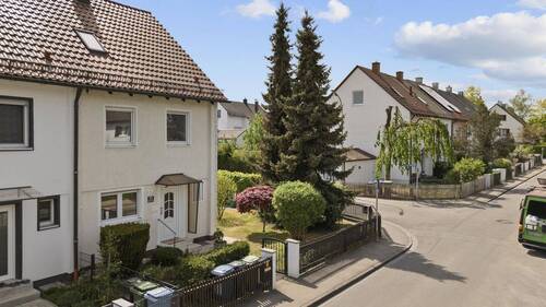 Hausansicht mit Garten - 