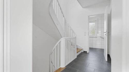 OG Flur mit Blick zum Bad - 