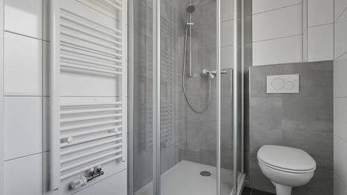 Bad mit Dusche - 