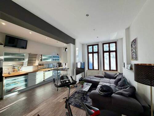 Moderne Wohnküche mit Sofa - 2 Zimmer Etagenwohnung zur Miete in Görlitz