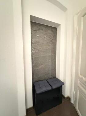 Eingangsbereich mit Sitzbank - Etagenwohnung mit 68,00 m&sup2; in Görlitz zur Miete