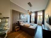 Modernes Schlafzimmer mit Fenster - 