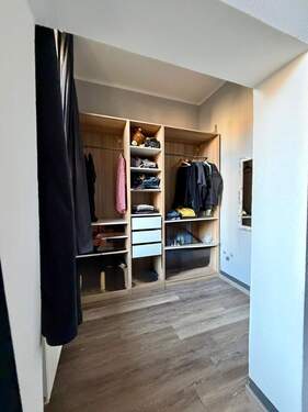 Geräumiger Kleiderschrank - 