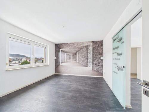 Bild1 - Viel Raum für Ideen: Renovierungsbedürftige 4,5-Zimmer-Wohnung mit Balkon in Ebersdorf