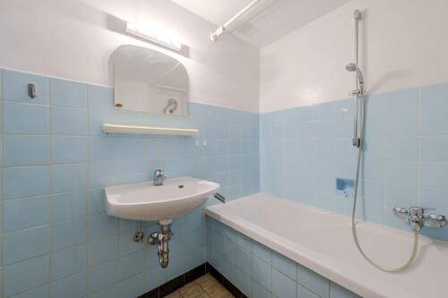 Bad mit Wanne und WC - 