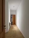 Langer Flur mit offener Tür - 