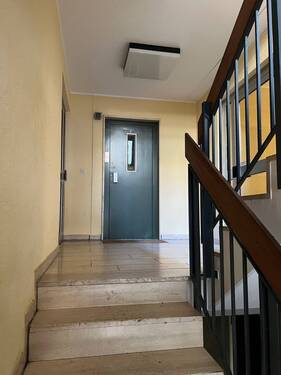 07 Treppenhaus mit Aufzug - 