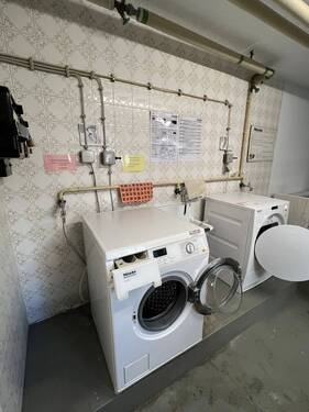 08 Waschraum mit Münzmaschinen - 