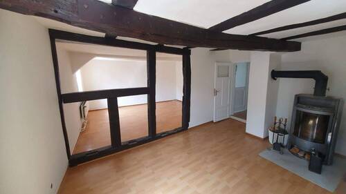 1. OG Wohnzimmer mit Kaminofen.jpg - 
