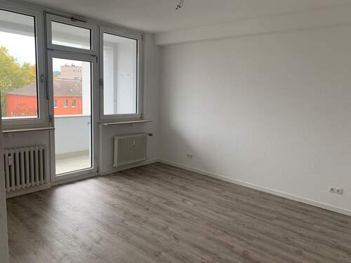 Schlafzimmer - Frisch renovierte 3-Zimmer-Wohnung mit Balkon in zentraler Lage!