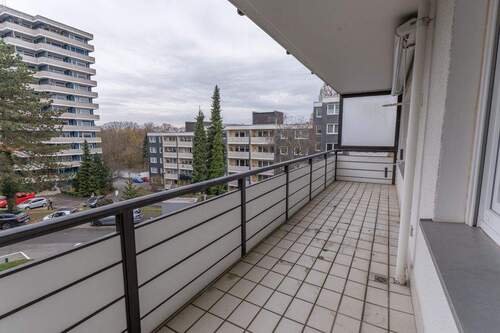 ca. 12m² großer überdachter Balkon - 